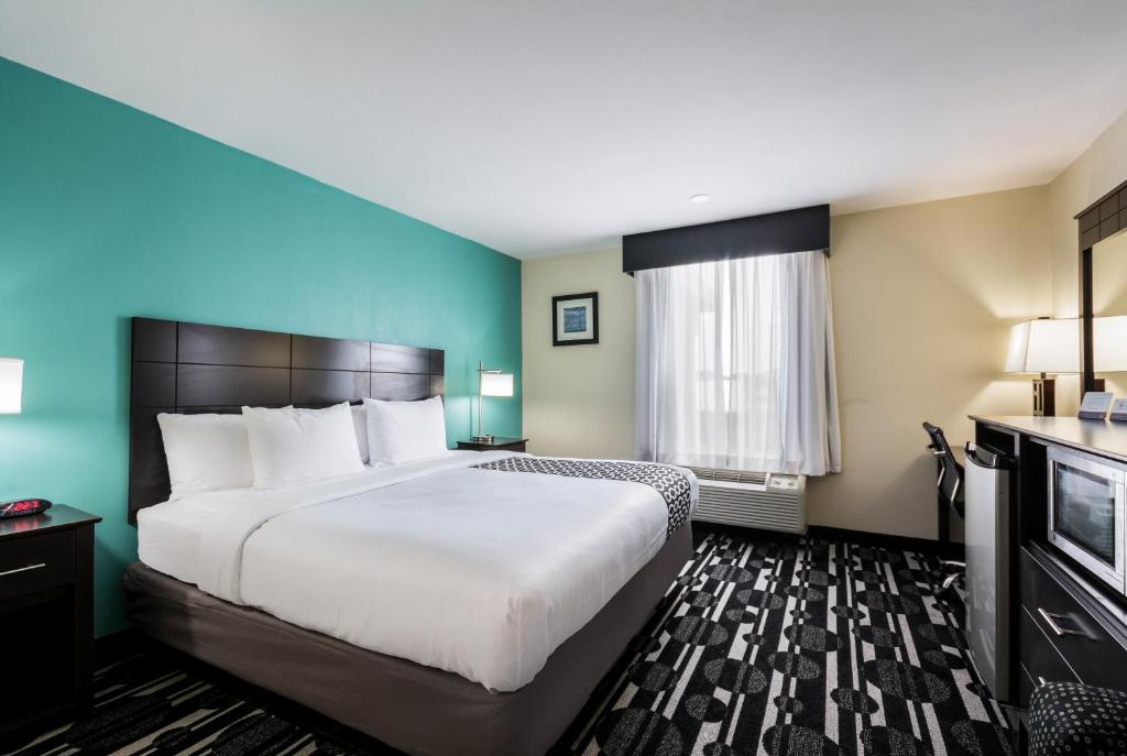 BrickTown Hotel & Suites